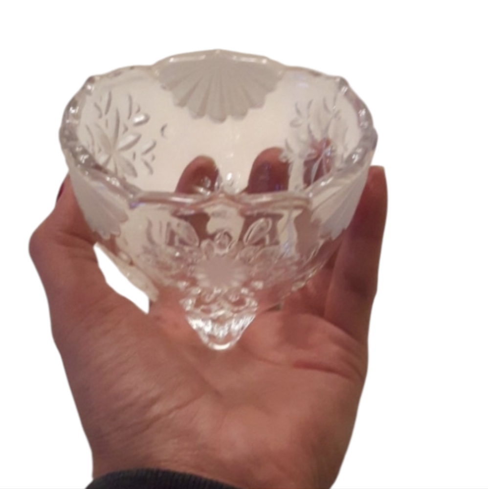 Small round clear glass serving candy dish Good Condition